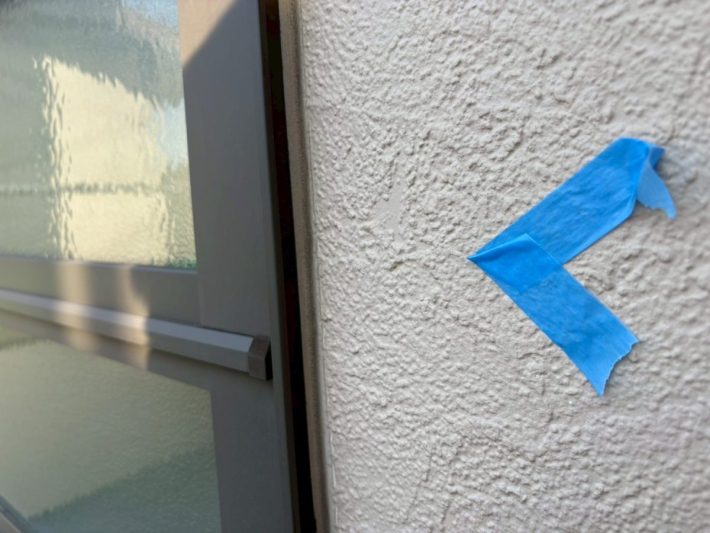 シーリング施工前
窓廻り部分は劣化が少なく動きも少ない為、既存シーリングの上からの打ち増しです。