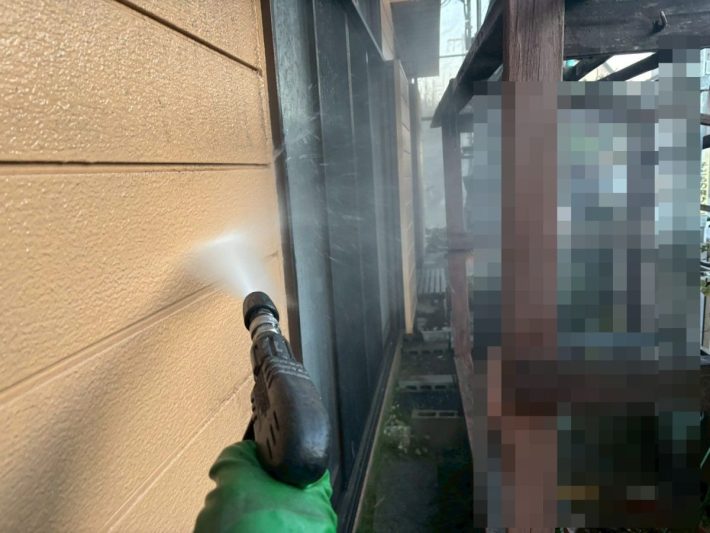 高圧洗浄
ホコリ・苔・カビ等、長年の汚れを120～150kgf/㎡の高圧洗浄機で洗い流します。
