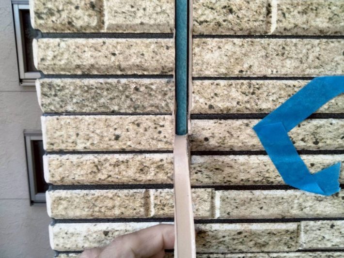 既存シーリング撤去中