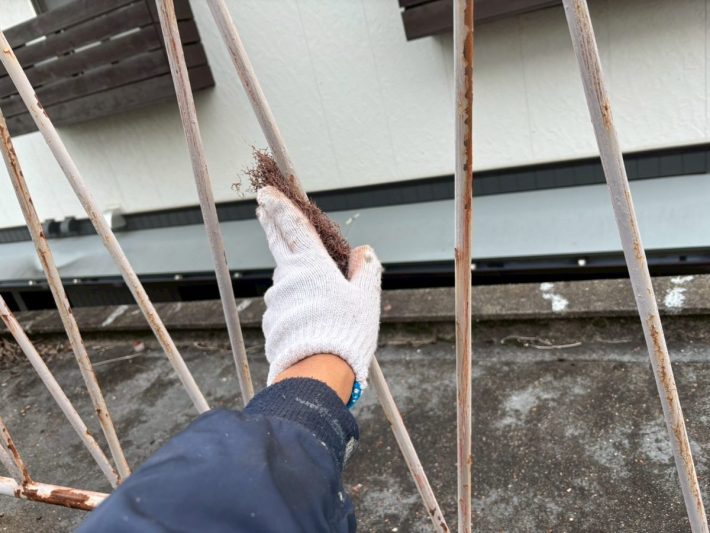 ケレン
汚れや錆を落としたり、表面に凹凸をつけることによって、接触面積を大きくし密着性をよくします。