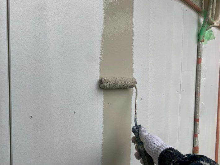 中塗り
上塗り材の補強や平滑な下地を作り、塗膜の厚みを確保します。