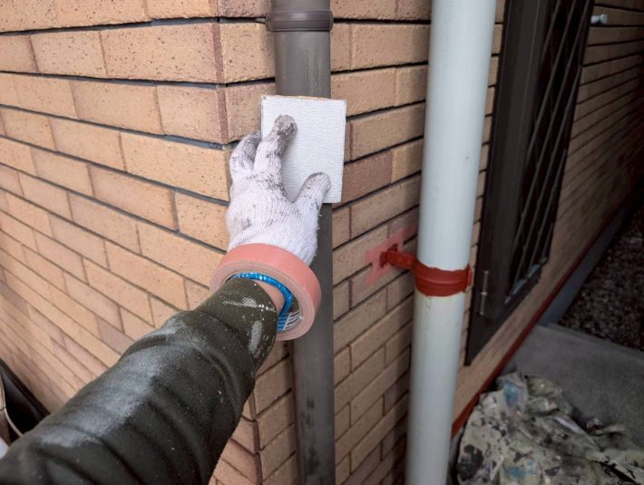 ケレン
汚れや錆を落としたり、表面に凹凸をつけることによって、接触面積を大きくし密着性をよくします。