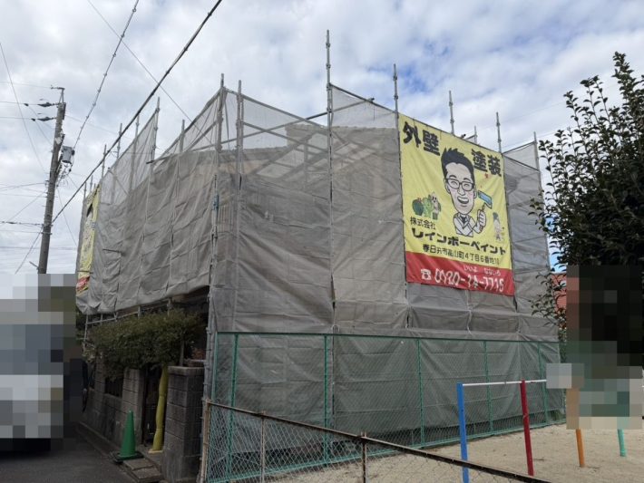 足場組立
安定した足元で塗装できるように足場をしっかり組み立てます。足場と一緒に、メッシュシートの取り付けも行います。これは、高圧洗浄の水や塗料が飛び散らないように保護するものです。