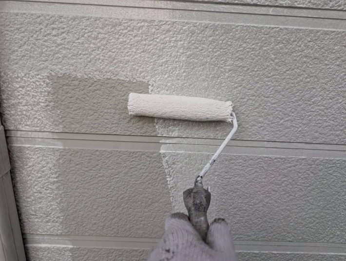 下塗り
細かいひび割れを埋め、密着性を良くするための作業です。簡単に説明するとボンドのような役割です。