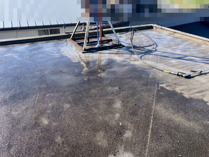 高圧洗浄
ホコリ・苔・カビ等、長年の汚れを120～150kgf/㎡の高圧洗浄機で洗い流します。