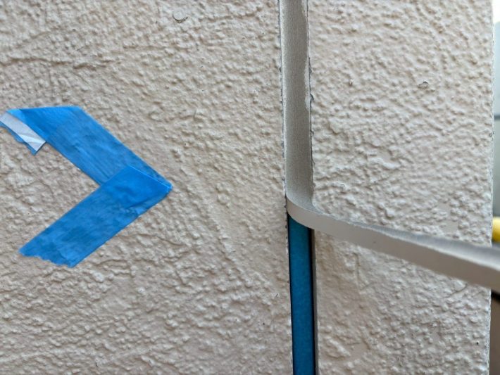 既存シーリング撤去中