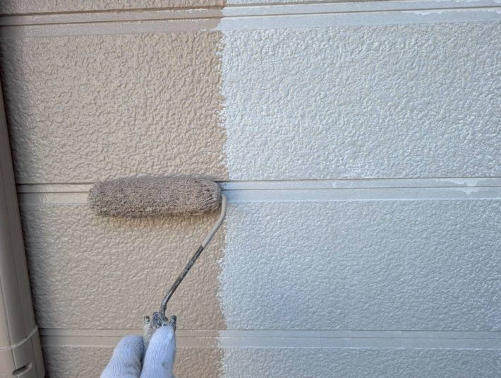 中塗り
上塗り材の補強や平滑な下地を作り、塗膜の厚みを確保します。