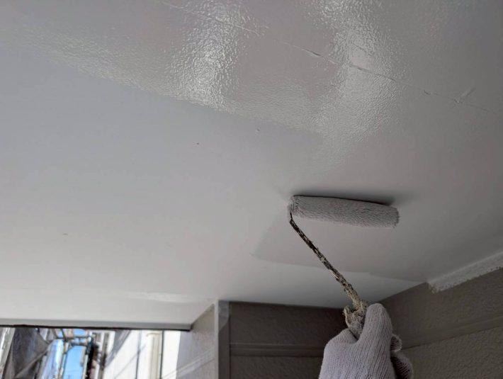 下塗り
上塗り材の補強や平滑な下地を作り、塗膜の厚みを確保します。