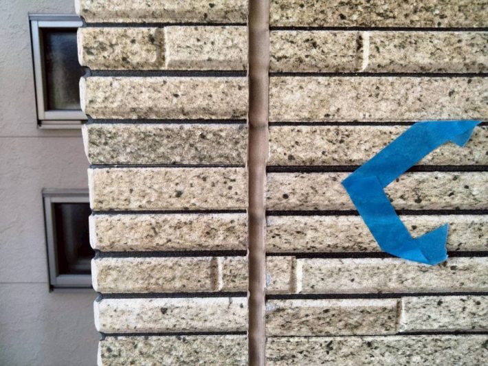 シーリング施工前
外壁目地部分、亀裂・断裂した既存シーリングを撤去し打ち替えです。