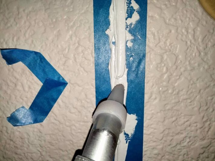 シーリング充填
空気が入らないように慎重にたっぷりと打ち込みます。
空気が入るとあとから膨張してシーリングが破裂します。