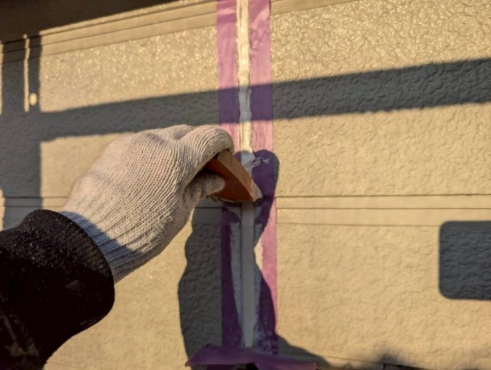 シーリング均し
規定量の厚みを確保し綺麗に均します。
ただ均すだけでなく、内部に空洞ができないように最低1往復、抑え込むようにします。