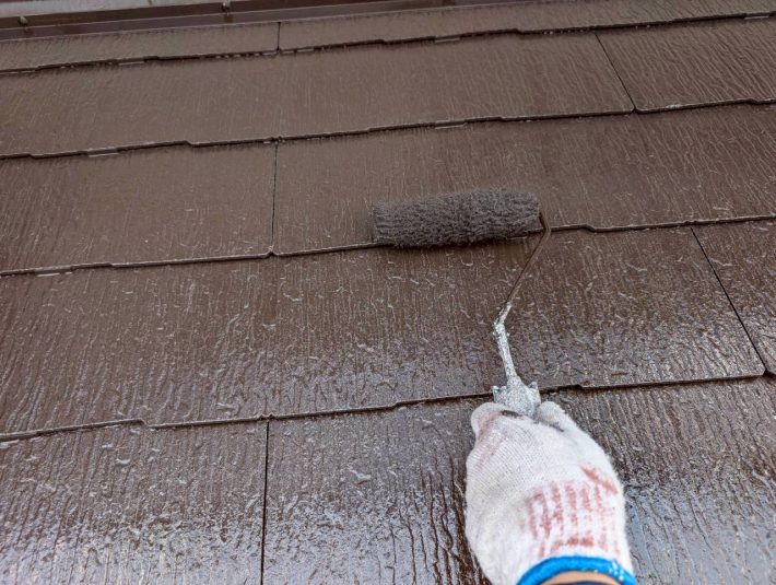 上塗り
塗り残しや、塗りムラを無くし美観性と耐候性を高めます。