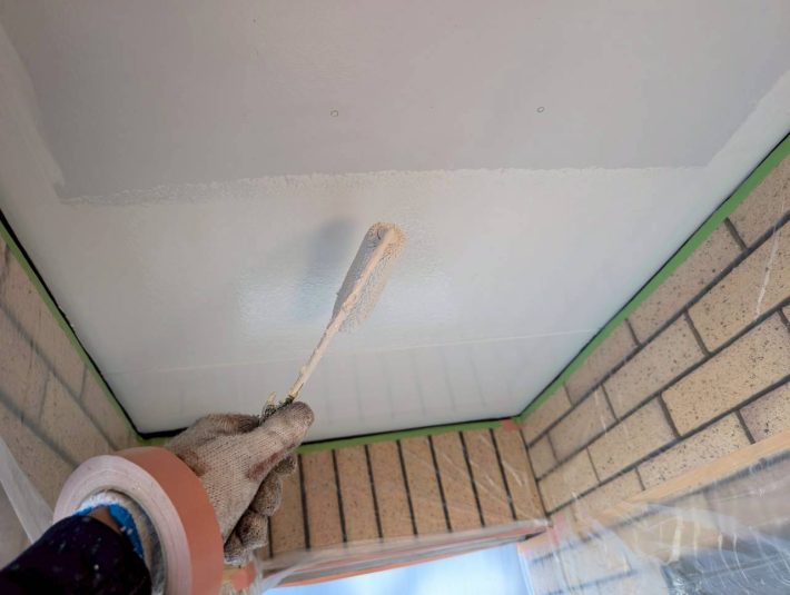 下塗り
上塗り材の補強や平滑な下地を作り、塗膜の厚みを確保します。