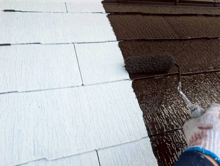 中塗り
上塗り材の補強や平滑な下地を作り、塗膜の厚みを確保します。