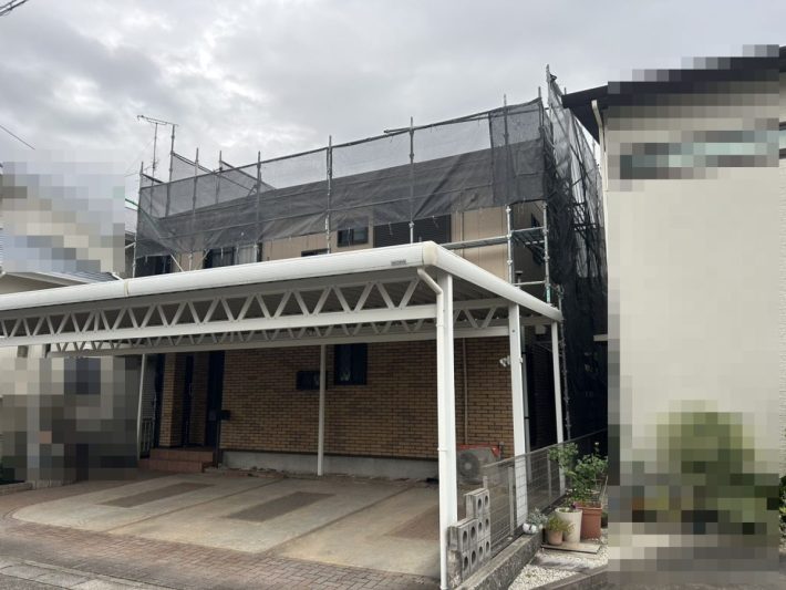 足場組立
安定した足元で塗装できるように足場をしっかり組み立てます。足場と一緒に、メッシュシートの取り付けも行います。これは、高圧洗浄の水や塗料が飛び散らないように保護するものです。