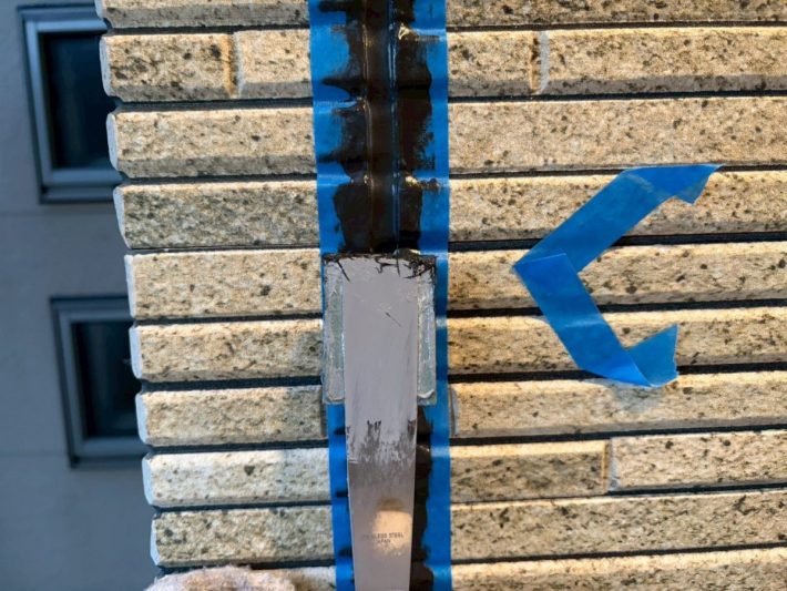 シーリング均し
規定量の厚み確を確保し綺麗に均します。
ただ均すだけでなく、内部に空洞ができないように最低1往復、押さえ込むようにします。