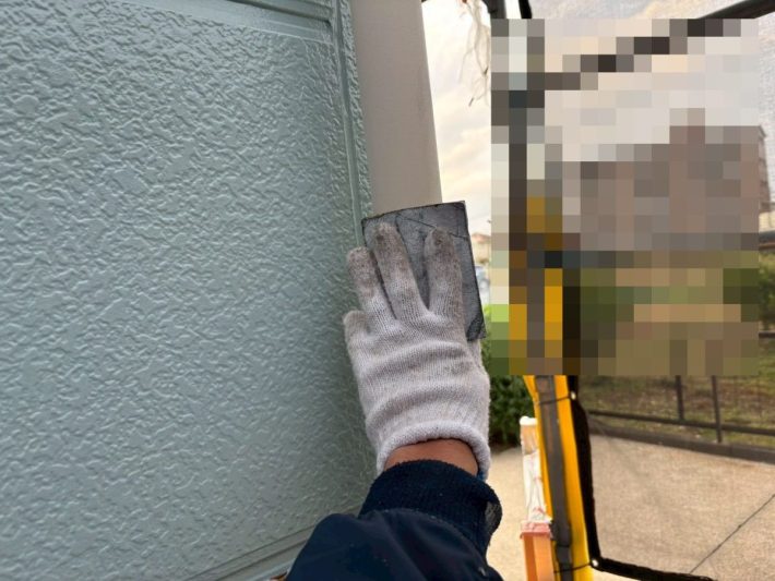 ケレン
汚れや錆を落としたり、表面に凹凸をつけることによって、接触面積を大きくし密着性をよくします。