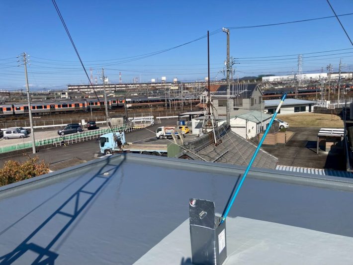 トップコート
ウレタン樹脂は紫外線に弱い為、紫外線からの劣化防止、磨耗防止の為に保護塗料を塗ります。