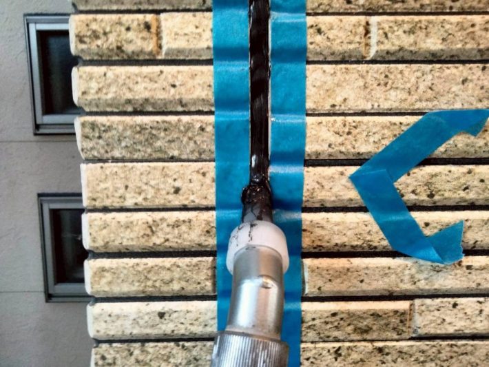 シーリング充填
空気が入らないように慎重にたっぷりと打ち込みます。
空気が入るとあとから膨張してシーリングが破裂します。