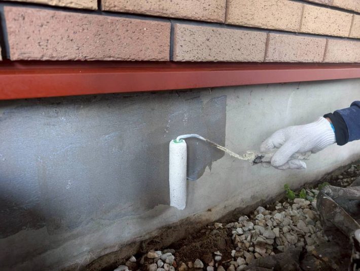 下塗り
細かいひび割れを埋め、密着性を良くするための作業です。簡単に説明するとボンドのような役割です。