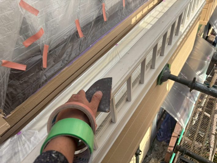 ケレン
汚れや錆を落としたり、表面に凹凸をつけることによって、接触面積を大きくし密着性をよくします。