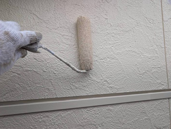 下塗り
細かいひび割れを埋め、密着性を良くするための作業です。簡単に説明するとボンドのような役割です。