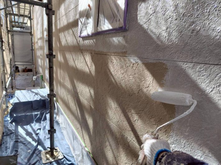 下塗り
細かいひび割れを埋め、密着性を良くするための作業です。簡単に説明するとボンドのような役割です。