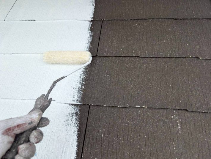 下塗り
細かいひび割れを埋め、密着性を良くするための作業です。簡単に説明するとボンドのような役割です。