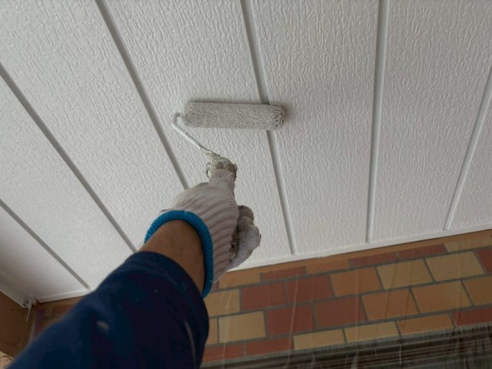 上塗り
塗り残しや、塗りムラを無くし美観性と耐候性を高めます。