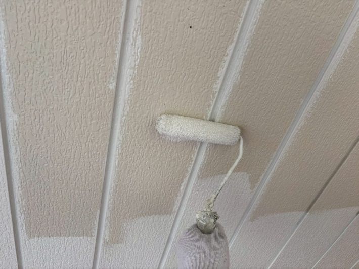 下塗り
上塗り材の補強や平滑な下地を作り、塗膜の厚みを確保します。