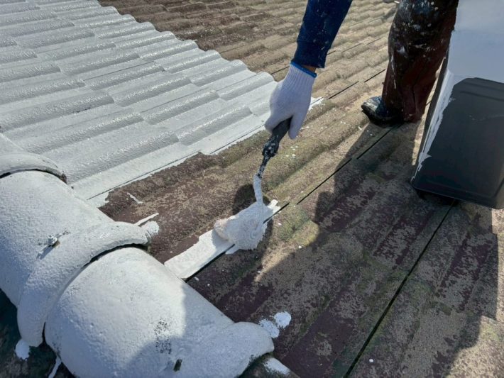 下塗り
細かいひび割れを埋め、密着性を良くするための作業です。簡単に説明するとボンドのような役割です。