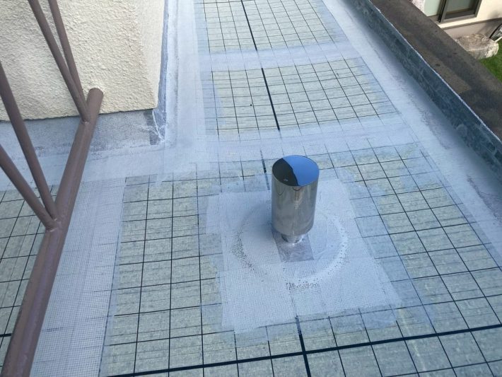 脱気筒設置
通気緩衝シートの下に残った水蒸気や空気を外部に排出するために設置します。これを設置しないと膨れ・浮きなどの不具合が起こりやすくなります。