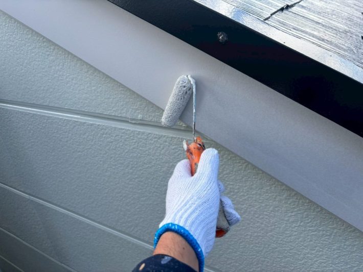 中塗り
上塗り材の補強や平滑な下地を作り、塗膜の厚みを確保します。