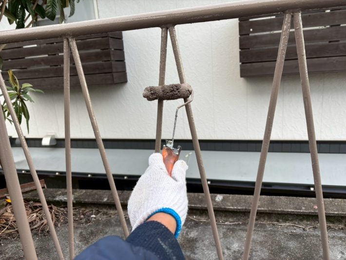 上塗り
塗り残しや、塗りムラを無くし美観性と耐候性を高めます。