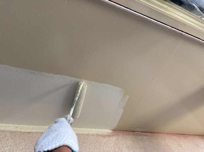 下塗り
上塗り材の補強や平滑な下地を作り、塗膜の厚みを確保します。