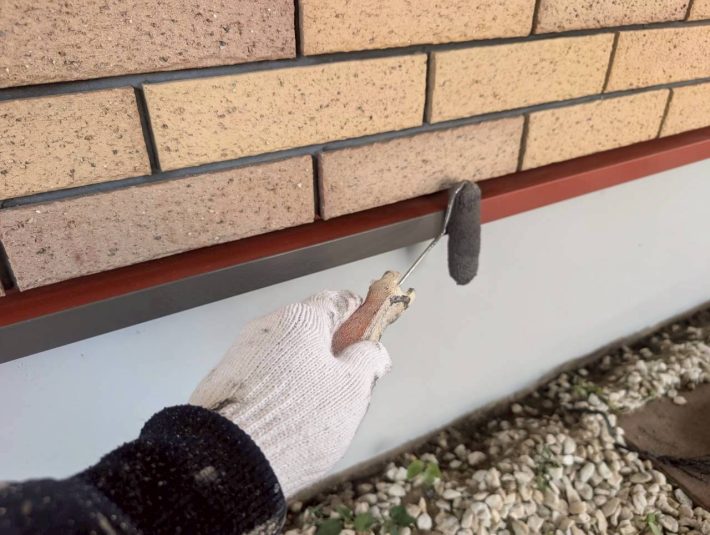 中塗り
上塗り材の補強や平滑な下地を作り、塗膜の厚みを確保します。
