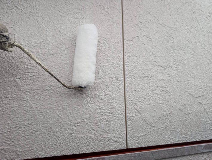 上塗り
塗り残しや、塗りムラを無くし
美観性と耐候性を高めます。