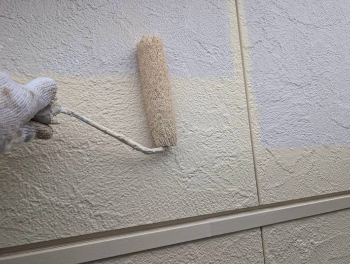 中塗り
上塗り材の補強や平滑な下地を作り、塗膜の厚みを確保します。