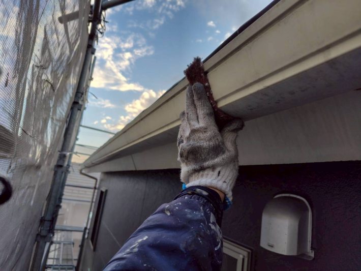 ケレン
汚れや錆を落としたり、表面に凹凸をつけることによって、接触面積を大きくし密着性をよくします。