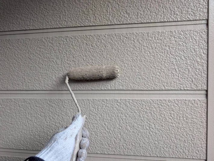 上塗り
塗り残しや、塗りムラを無くし
美観性と耐候性を高めます。