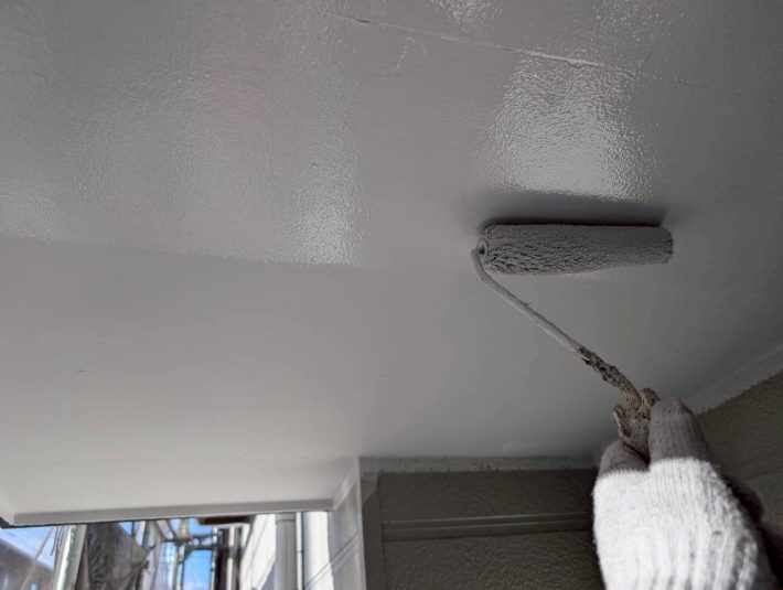 上塗り
塗り残しや、塗りムラを無くし美観性と耐候性を高めます。