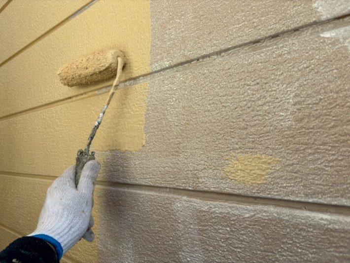 中塗り
上塗り材の補強や平滑な下地を作り、塗膜の厚みを確保します。