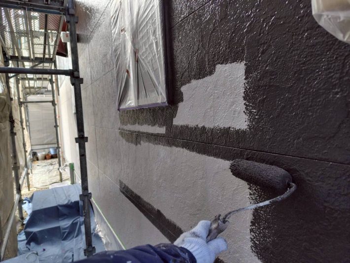 中塗り
上塗り材の補強や平滑な下地を作り、塗膜の厚みを確保します。