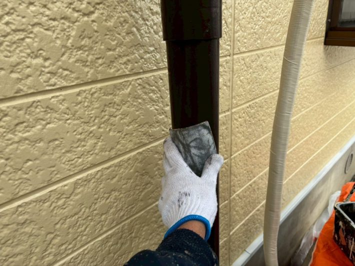 ケレン
汚れや錆を落としたり、表面に凹凸をつけることによって、接触面積を大きくし密着性をよくします。