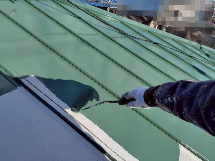 下塗り
上塗り材の補強や平滑な下地を作り、塗膜の厚みを確保します。