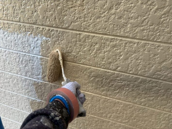 中塗り
上塗り材の補強や平滑な下地を作り、塗膜の厚みを確保します。