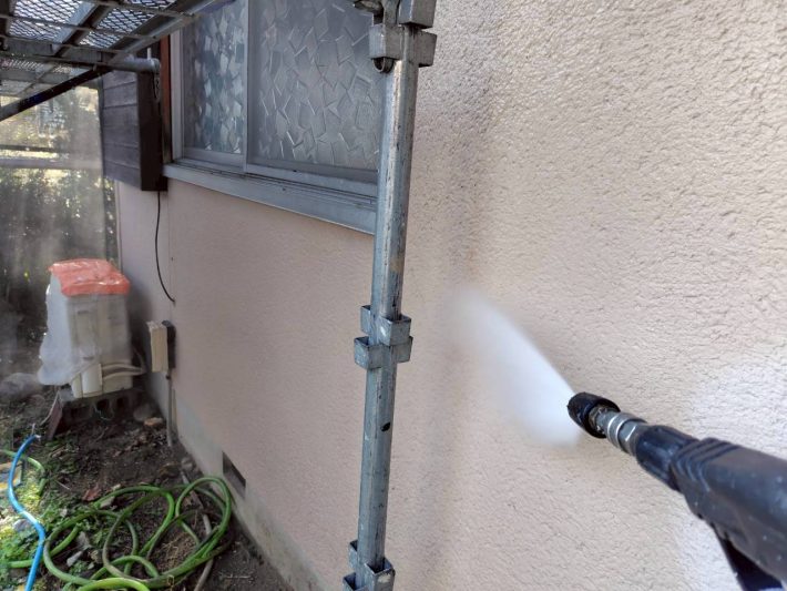 高圧洗浄
ホコリ・苔・カビ等、長年の汚れを120～150kgf/㎡の高圧洗浄機で洗い流します。
