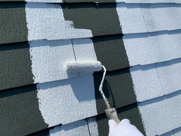 下塗り
細かいひび割れを埋め、密着性を良くするための作業です。簡単に説明するとボンドのような役割です。