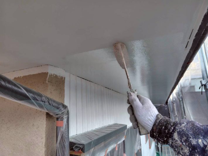 上塗り
塗り残しや、塗りムラを無くし美観性と耐候性を高めます。