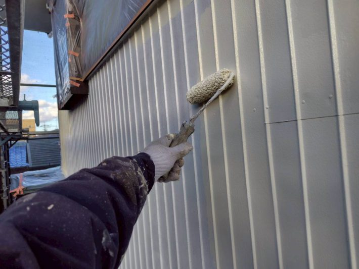 中塗り
上塗り材の補強や平滑な下地を作り、塗膜の厚みを確保します。